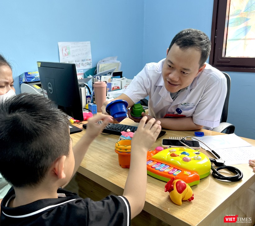 BSNT. Nguyễn Minh Quyết (Khoa Tâm thần, Bệnh viện Nhi Trung ương) khám cho trẻ tự kỷ VT_ Khám trẻ tk.JPG