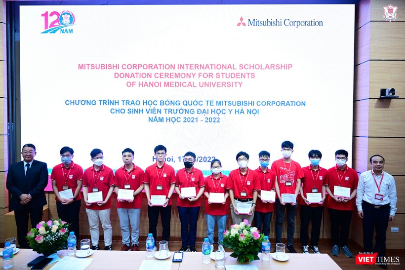 Lễ trao học bổng Quốc tế Mitsubishi Corporation cho sinh viên Trường Đại học Y Hà Nội năm học 2021-2022 VT-hoc bong.jpg