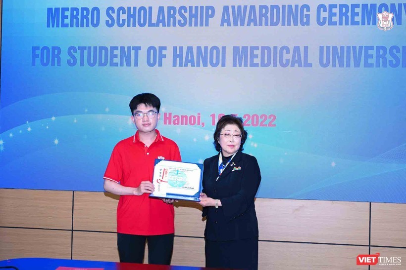 Bà Atsuko Matsuoka - Tổng Giám đốc Tập đoàn MERRO - trao Học bổng MERRO cho các sinh viên xuất sắc của Trường ĐHYHN vt-tang-hoc-bong-6713.jpeg