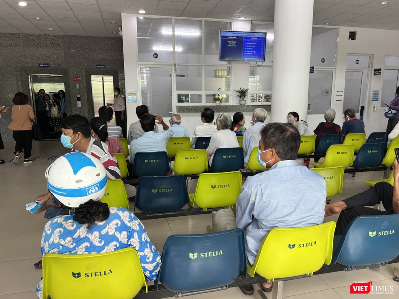 Chờ khám bệnh BHYT ở Trung tâm Y tế Long Xuyên (An Giang) VT_BHXH.JPG