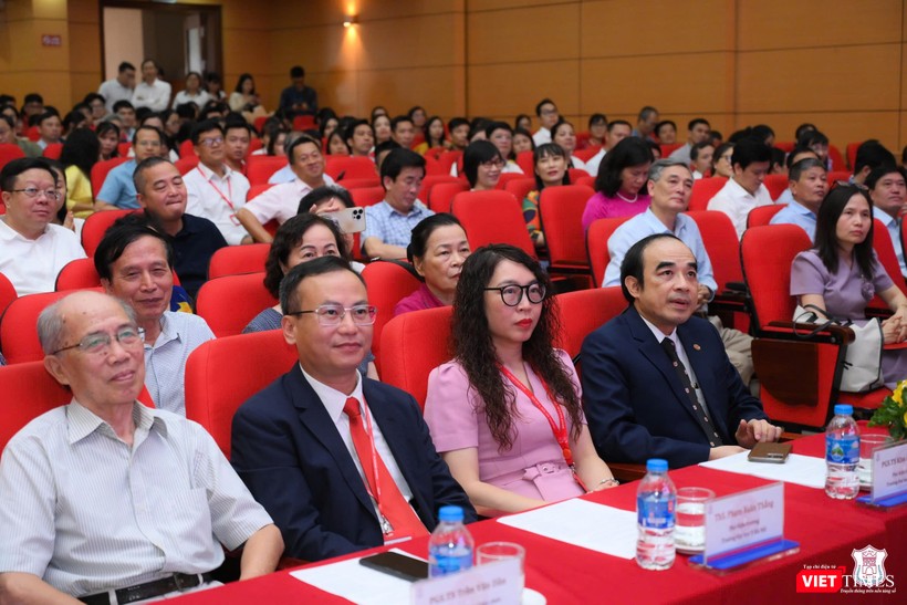 Các thế hệ lãnh đạo Trường Đại học Y Hà Nội dự lễ bổ nhiệm VT_các thế hệ.jpg
