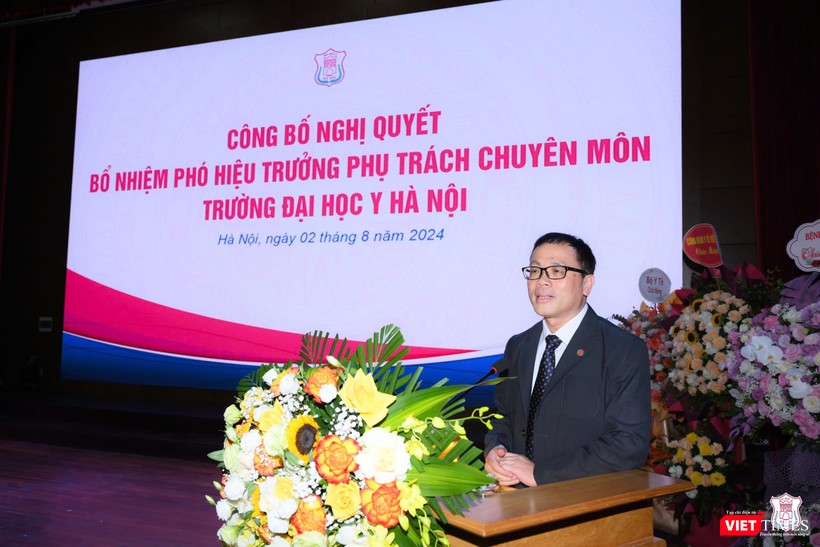GS.TS. Tạ Thành Văn - Bí thư Đảng uỷ, Chủ tịch Hội đồng Trường Đại học Y Hà Nội - chúc mừng 2 tân Phó Hiệu trưởng và mong 2 thầy, cô sẽ phát huy truyền thống của Trường để hoàn thành nhiệm vụ VT_ GS Van.jpg