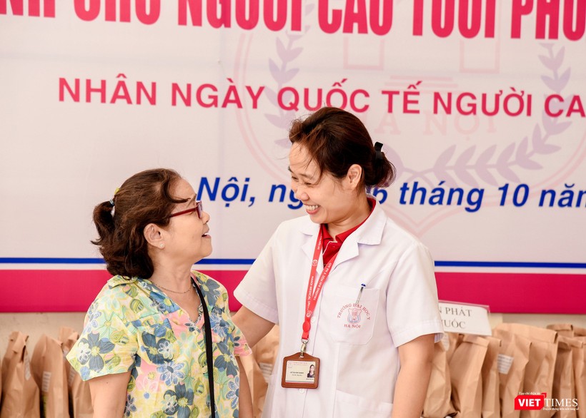 PGS. TS. Hồ Thị Kim Thanh (phải) và bệnh nhân VT -Thanh.jpg