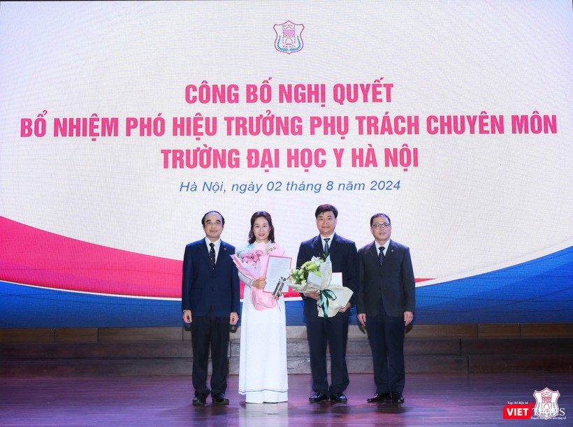 GS.TS. Tạ Thành Văn và GS. TS. Nguyễn Hữu Tú (Hiệu trưởng) chúc mừng 2 Phó hiệu trưởng VT_Trao QD.jpg
