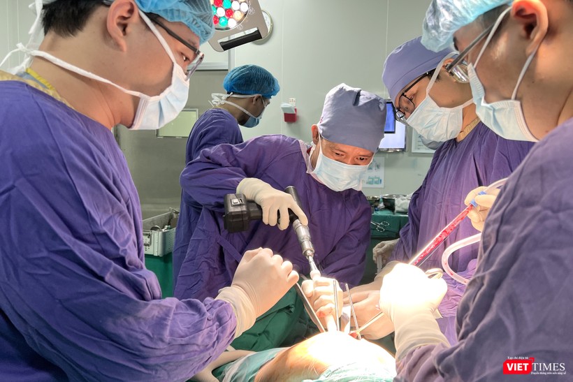 Hiện gói thầu thuốc mê đã giải quyết được, số lượng mổ tăng trở lại VT_Phau thuat khop hang.jpeg