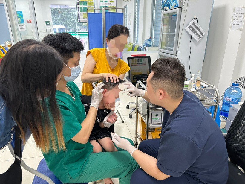 Cháu bé được đưa đến Bệnh viện bệnh Nhiệt đới Trung ương khi đã lên cơn dại z5755908504077_d8b1be24ee891248f993d8c1b27b97a9.jpg