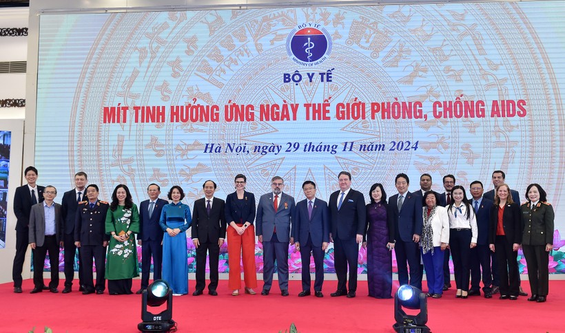 Phó Thủ tướng Lê Thành Long và các đại biểu tham dự mít tinh pttg-va-cac-dai-bieu-17328508983571683315314.jpg