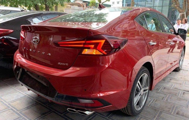 Elantra Sport mới sử dụng vành 17 inch cũ. Elantra Sport mới sử dụng vành 17 inch cũ.