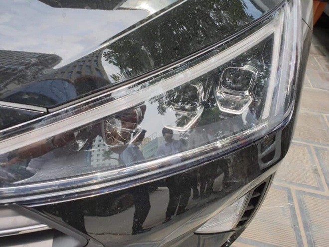 Đèn chiếu sáng có cả loại halogen và LED. Đèn chiếu sáng có cả loại halogen và LED.