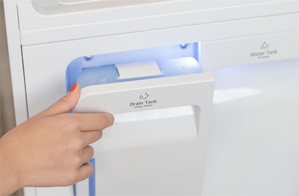 Phía dưới tủ có khay chứa nước sạch và khay xả nước bẩn