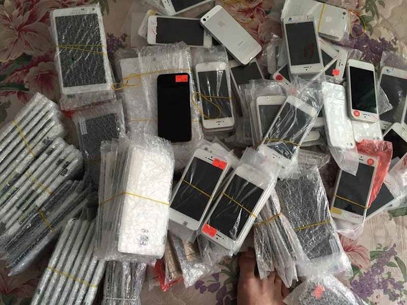 Những chiếc điện thoại xách tay không nhãn mác, được bọc trong túi nylon. Những chiếc điện thoại xách tay không nhãn mác, được bọc trong túi nylon.