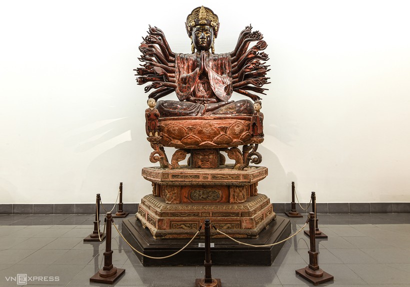 Tượng Quan Âm chùa Hội Hạ, chất liệu gỗ phủ sơn. Ảnh: Kiều Dương.