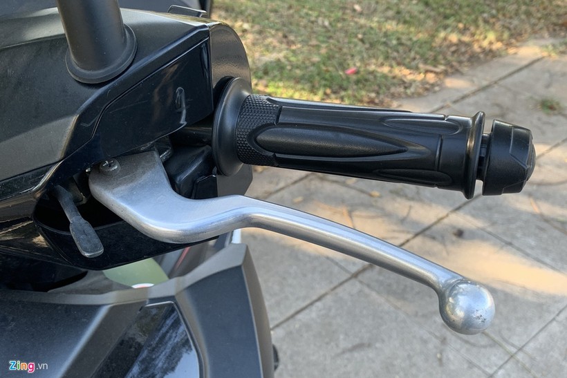 Cùm tay phanh được giữ cố định để xe không bị trôi nếu như dừng đỗ trên dốc nghiêng. Cùm tay phanh được giữ cố định để xe không bị trôi nếu như dừng đỗ trên dốc nghiêng.