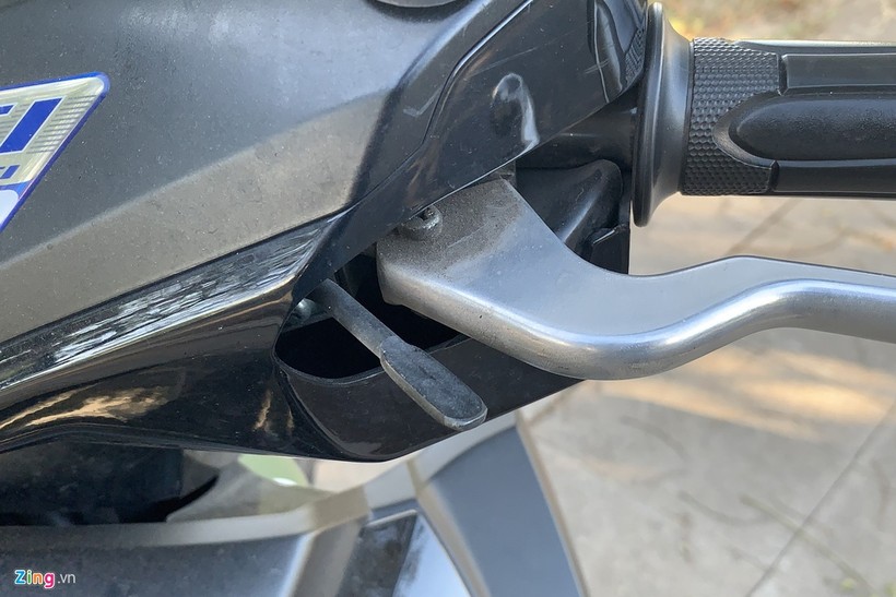 Cơ cấu cài phanh dừng trên một mẫu xe tay ga. Cơ cấu cài phanh dừng trên một mẫu xe tay ga.