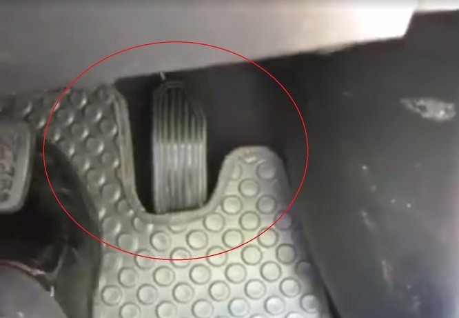 Ô tô bị kẹt chân ga do tấm trải sàn xe cũng thường xuyên xảy ra. 