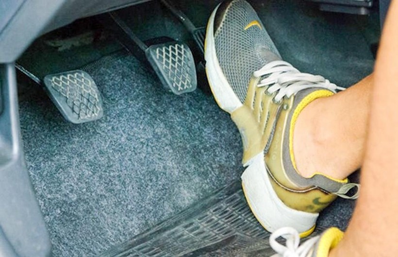 Xe đang chạy bị kẹt chân ga, “nỗi ác mộng” của cánh tài xế ô tô