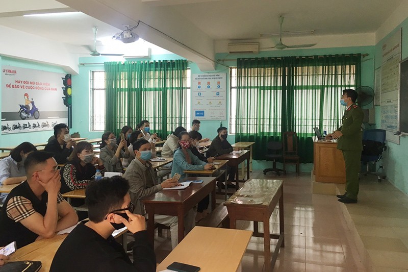 Tại Trung tâm đào tạo và sát hạch lái xe trường Đại học PCCC, các lớp học lý thuyết chỉ tối đa 20 người. Cả giảng viên và học viên đều nghiêm túc đeo khẩu trang. Ảnh: Hoàng Hiệp Tại Trung tâm đào tạo và sát hạch lái xe trường Đại học PCCC, các lớp học lý thuyết chỉ tối đa 20 người. Cả giảng viên và học viên đều nghiêm túc đeo khẩu trang. Ảnh: Hoàng Hiệp