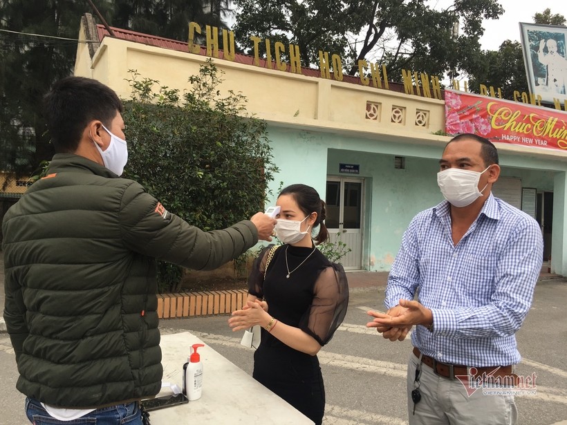 Phải rửa tay, đeo khẩu trang và kiểm tra thân nhiệt mới được vào sân tập. Ảnh: Hoàng Hiệp Phải rửa tay, đeo khẩu trang và kiểm tra thân nhiệt mới được vào sân tập. Ảnh: Hoàng Hiệp