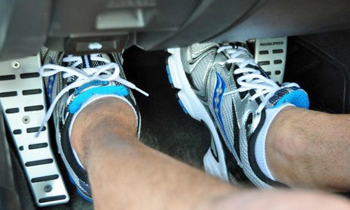 Không nên lạm dụng việc đạp côn cùng lúc với phanh xe