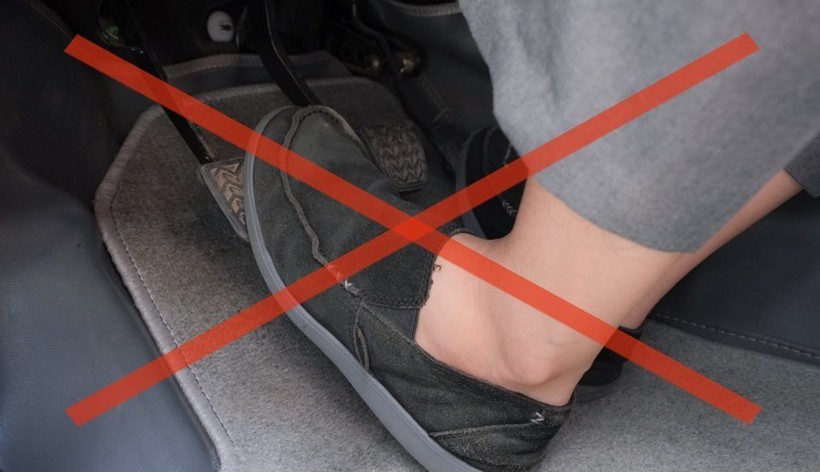 Giữ chân trên bàn côn là thói quen gây mòn côn nhanh ở xe số sàn. 