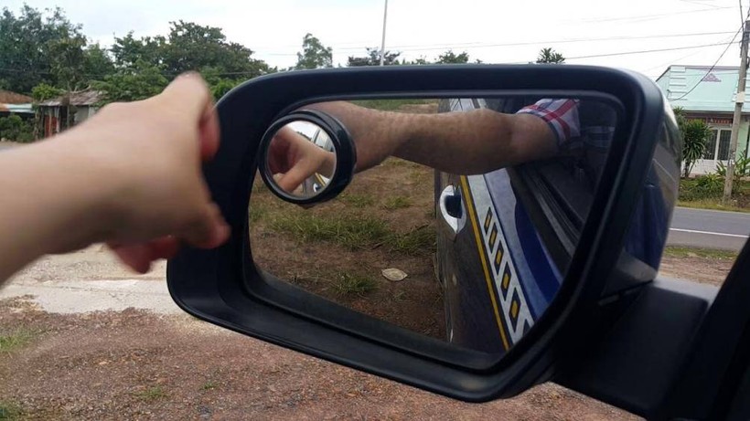 Gương chiếu hậu phải đủ số lượng, đúng chủng loại, được định vị chắc chắn Gương chiếu hậu phải đủ số lượng, đúng chủng loại, được định vị chắc chắn