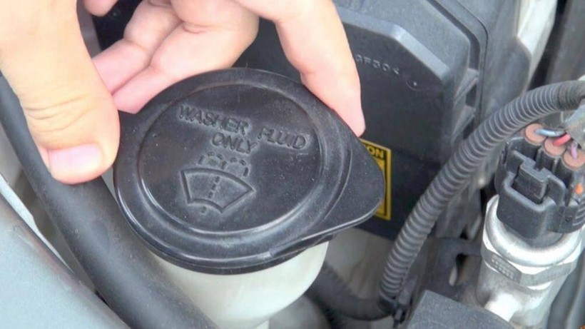 Người sử dụng ô tô có thể tự thay nước rửa kính