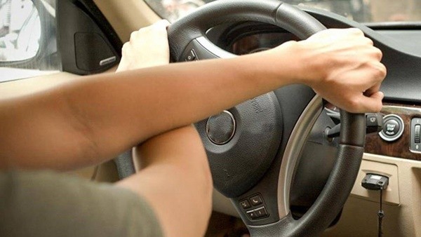 Khi tay ở trạng thái bắt chéo sẽ khiến tài xế dễ kéo vô lăng ở hướng xe muốn rẽ, tài xế có thể đánh lái được một góc lớn chỉ trong thời gian ngắn. Khi tay ở trạng thái bắt chéo sẽ khiến tài xế dễ kéo vô lăng ở hướng xe muốn rẽ, tài xế có thể đánh lái được một góc lớn chỉ trong thời gian ngắn.