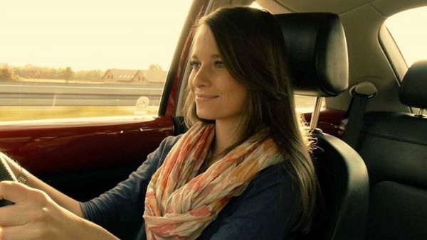 Vị trí ngồi lý tưởng khi lái xe là ghế được đặt hơi ngửa ra, chân thoải mái di chuyển ở các bàn đạp và khoảng cách giữa vô lăng và ngực người lái là 25cm. Vị trí ngồi lý tưởng khi lái xe là ghế được đặt hơi ngửa ra, chân thoải mái di chuyển ở các bàn đạp và khoảng cách giữa vô lăng và ngực người lái là 25cm.