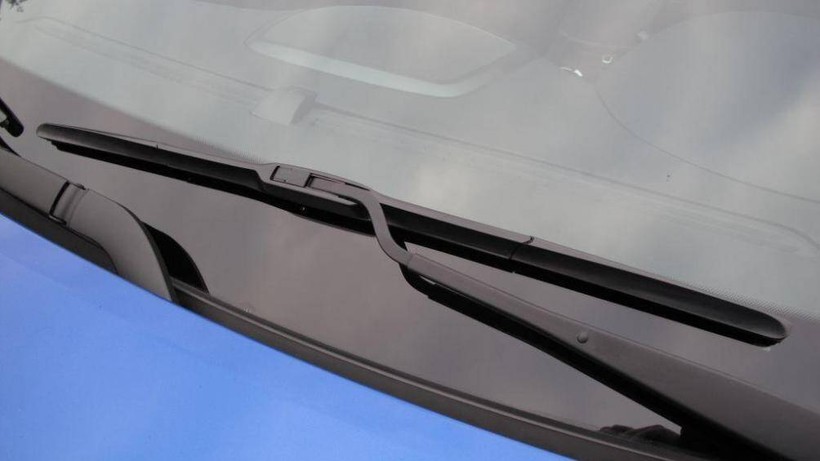 Mùa hè thời tiết rất nóng bức nhưng nó cũng đồng nghĩa với việc những cơn mưa rào có thể ập xuống bất cứ lúc nào và bộ phận phải hoạt động hết công suất chính là cần gạt nước