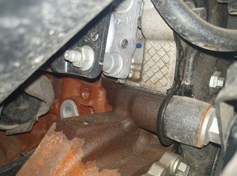 Động cơ Ford bị lỗi thấm dầu. Ảnh từ group những người sử dụng Ranger, Raptor, Everest Biturbo 2.0 bị lỗi