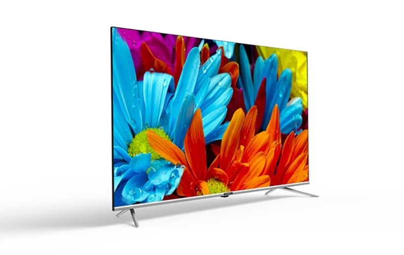 Skyworth UB7500 (giảm 3 triệu đồng) Thương hiệu tới từ Hong Kong xuất hiện ở thị trường Việt Nam đã vài năm, tập trung vào phân khúc phổ thông giống hãng TCL. Dòng TV UB7500 được đưa về Việt Nam cuối năm 2019 với giá niêm yết 13 triệu đồng. Gần một năm sau, giá sản phẩm còn 7 triệu đồng cho bản 55 inch. Ngoài màn hình độ phân giải 4K, TV có nhiều tính năng nhờ hệ điều hành Android. TV hỗ trợ điều khiển bằng giọng nói, chia sẻ hình ảnh không dây Chrome Cast cũng như công nghệ âm thanh DTS.