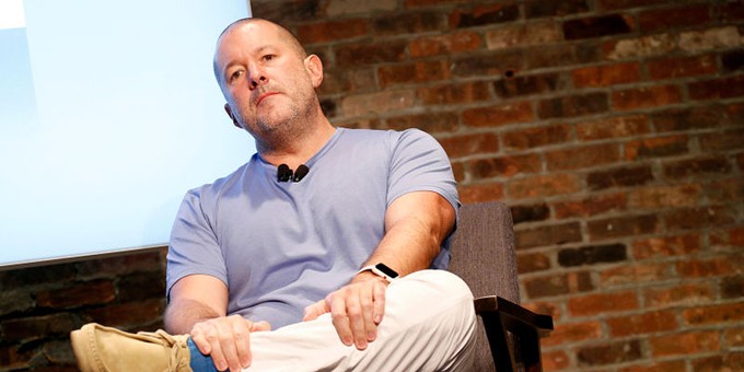 Jonathan Ive làm việc tại Apple từ năm 1992 và được coi huyền thoại thiết kế của Apple. Ông góp phần thiết kế nhiều đời iPhone, iPad. Ảnh: 9toMac.
