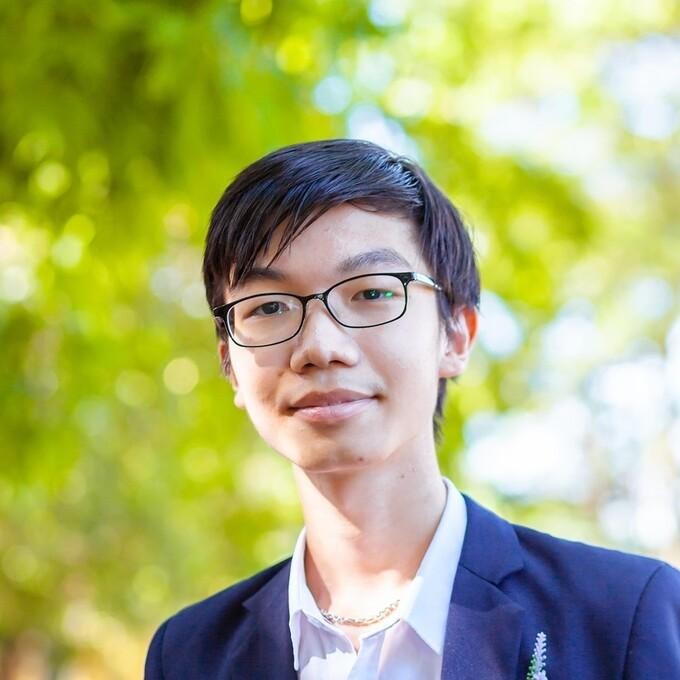 Dương Tiểu Đồng đang là học sinh lớp 10 tại Hà Nội. Dương Tiểu Đồng đang là học sinh lớp 10 tại Hà Nội.