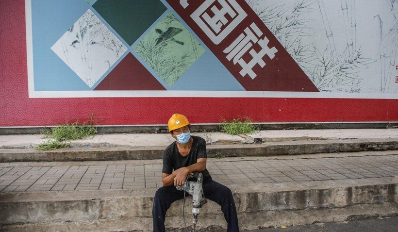 Một người lao động nhập cư chờ được ai đó thuê mướn trên đường phố Bắc Kinh. (Ảnh: EPA-EFE)