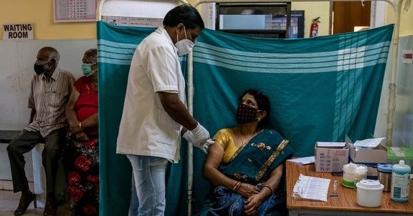 Bà Minakshamma (68 tuổi) tiêm vắc xin Covishield do Viện Huyết thanh Ấn Độ sản xuất, tại trung tâm tiêm chủng ở thành phố Bengaluru, bang Karnataka, miền Nam Ấn Độ - Ảnh: REUTERS