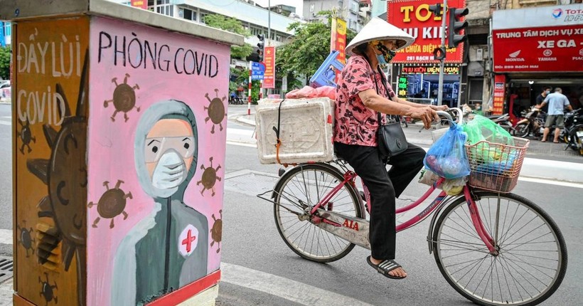 Bí thư Hà Nội Đinh Tiến Dũng kêu gọi người dân toàn thành phố tiếp tục đoàn kết, chung sức, chung lòng, ủng hộ và thực hiện nghiêm các biện pháp mới mà thành phố áp dụng (Ảnh: Đỗ Linh).