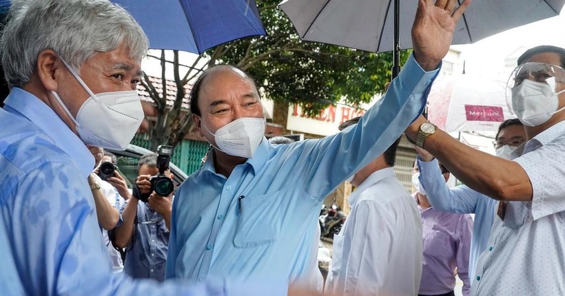 Chủ tịch nước Nguyễn Xuân Phúc thăm người dân trong khu phong tỏa tại huyện Hóc Môn (Ảnh: Phạm Nguyễn). Chủ tịch nước Nguyễn Xuân Phúc thăm người dân trong khu phong tỏa tại huyện Hóc Môn (Ảnh: Phạm Nguyễn).