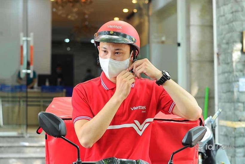 Hơn 4.000 bưu tá Vietnam Post và Viettel Post đã được cấp mã hoạt động trong thời gian giãn cách tại Hà Nội.