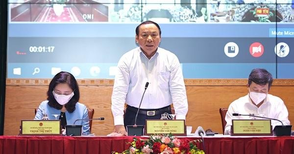 Bộ trưởng Nguyễn Văn Hùng đã phải xin lỗi vì diễn đàn trực tuyến đã không thể trực tuyến - Ảnh: PHẠM MINH KHÁNH Bộ trưởng Nguyễn Văn Hùng đã phải xin lỗi vì diễn đàn trực tuyến đã không thể trực tuyến - Ảnh: PHẠM MINH KHÁNH