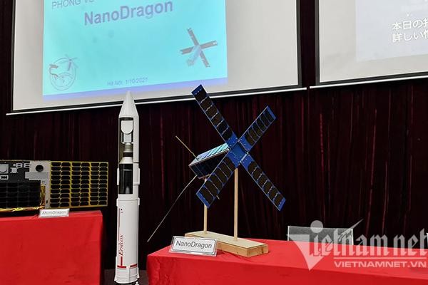 Mô hình tên lửa Epsilon số 5 và vệ tinh NanoDragon. (Ảnh: Trọng Đạt) Mô hình tên lửa Epsilon số 5 và vệ tinh NanoDragon. (Ảnh: Trọng Đạt)
