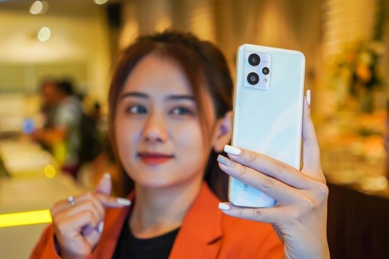 Mặt lưng của Realme 9 sở hữu thiết kế Hologram (Ảnh: Thế Anh). Mặt lưng của Realme 9 sở hữu thiết kế Hologram (Ảnh: Thế Anh).