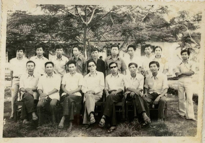 Lãnh đạo Huyện Văn Bàn, Phòng Giáo dục chụp ảnh cùng các thầy cô giáo năm học 1983-1984. Ảnh: tư liệu Trường THPT Văn Bàn Lãnh đạo Huyện Văn Bàn, Phòng Giáo dục chụp ảnh cùng các thầy cô giáo năm học 1983-1984. Ảnh: tư liệu Trường THPT Văn Bàn