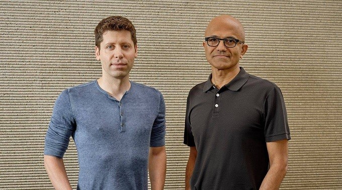 Sam Altman chụp ảnh cùng Satya Nadella (phải) - CEO của Microsoft, một trong những nhà đầu tư lớn nhất hiện nay vào OpenAI (Ảnh: Getty). Sam Altman chụp ảnh cùng Satya Nadella (phải) - CEO của Microsoft, một trong những nhà đầu tư lớn nhất hiện nay vào OpenAI (Ảnh: Getty).