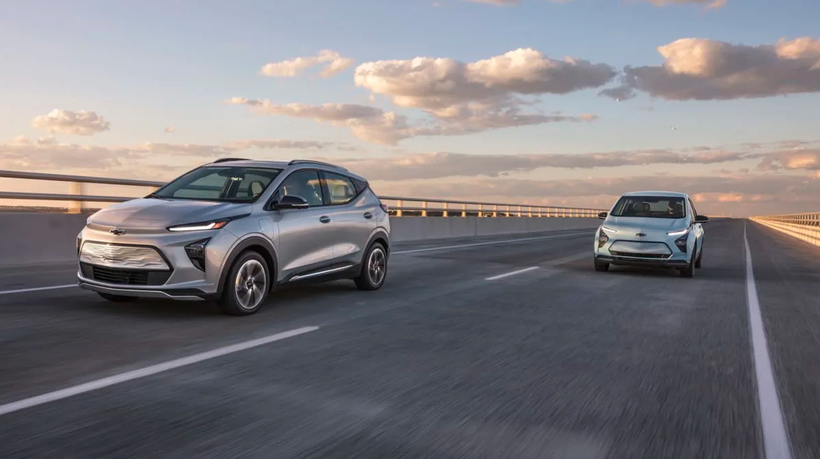 Chevrolet Bolt EV và EUV: Trong khi các mẫu xe điện Chevy giá cả phải chăng nhất sẽ ngừng sản xuất sau năm nay, CEO của GM, Mary Barra, xác nhận sẽ thay thế chúng bằng một thế hệ mới sử dụng công nghệ pin Ultium của hãng.