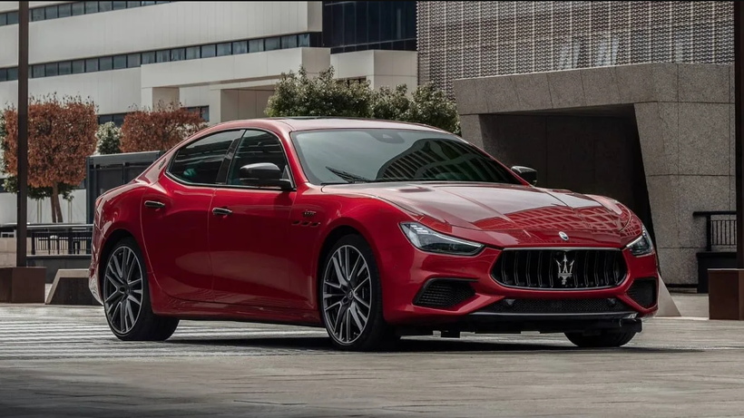 Maserati Ghibli: Sedan trung bình của Maserati sẽ kết thúc vào năm 2024, cùng với động cơ V8 twin-turbo 3.8 lít từ Ferrari. Nhưng, Giám đốc điều hành của Maserati tại Úc, Grant Barling, cho biết: "Kế hoạch là Ghibli và Quattroporte sẽ trở thành một. Vì vậy, Quattroporte sẽ trở thành một mô hình có chiều dài cơ sở ngắn cùng kích thước của Ghibli, nhưng có tên gọi là Quattroporte."