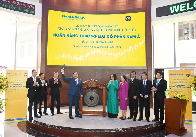 Nghi lễ đánh cồng - báo hiệu giờ giao dịch chính thức đầu tiên của cổ phiếu NAB được bắt đầu hinh-anh-1-nghi-thuc-danh-cong-792.jpg