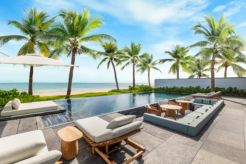 Mỗi biệt thự Mandarin Oriental là một phiên bản nghỉ dưỡng riêng tư, khác biệt với tiện ích đẳng cấp, xứng tầm. Sở hữu không gian giao hòa thẩm mỹ và phong cách sang trọng tối giản. mond-3br-beachfront-pool-7301.png