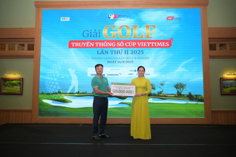 Nhà báo Nguyễn Bá Kiên trao biển tượng trưng số tiền 120 triệu đồng cho bà Lê Thị Hồng Hà, Phó Bí thư thường trực Đảng ủy xã Lương Sơn, tỉnh Nghệ An để ủng hộ 2 gia đình khó khăn ở xã Lương Sơn xây nhà tình nghĩa.