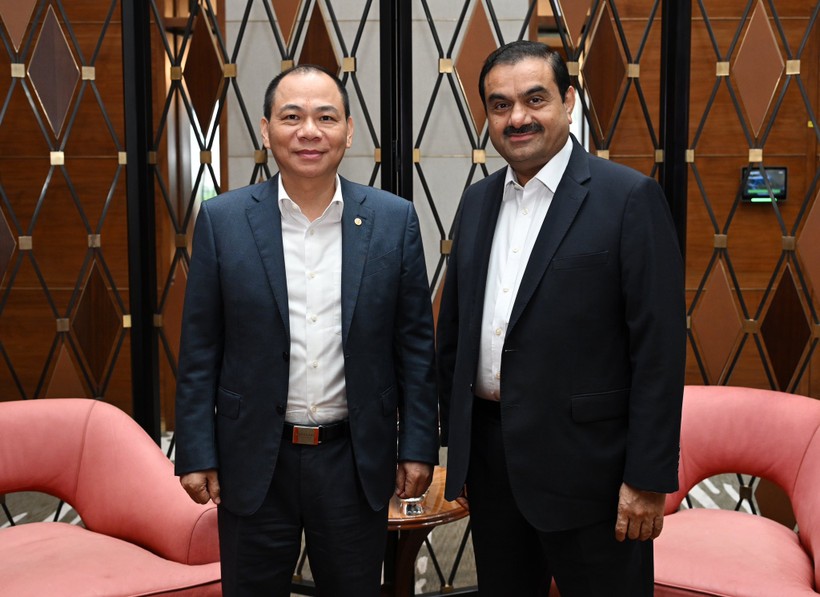 Chủ tịch Vingroup Phạm Nhật Vượng và Chủ tịch Adani Group Gautam Adani (bên phải) F-aSJhdbQAAjMN_.jpg