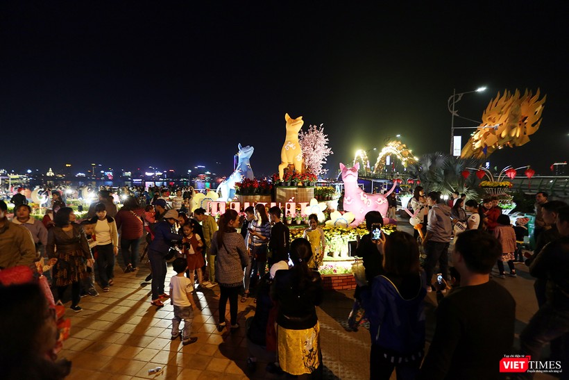 Ảnh: Người dân Đà Nẵng đổ ra đường du xuân đêm 30 Tết